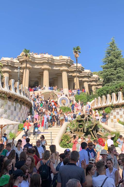 Visitantes se aglomeram nas escadarias do Parque Güell, em Barcelona; cidade europeia é uma das que mais sofrem com o excesso de turismo