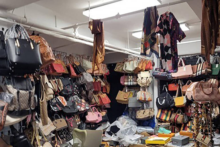 Nova York tem apreensão recorde de US$ 1 bilhão em produtos de luxo falsificados; veja fotos