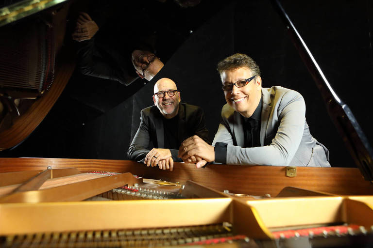 Em foto colorida, O pianista Paulo Malaguti Pauleira e o cantor e compositor Augusto Martins posam sorrindo para a câmera