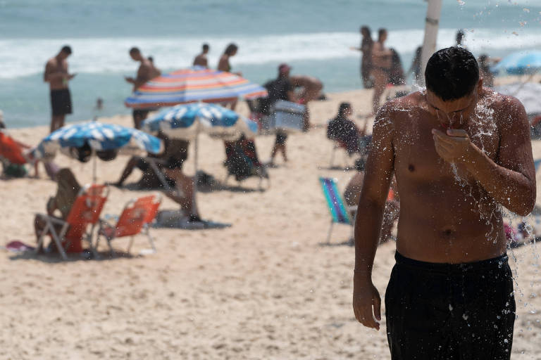 Moradores e turistas têm aproveitado o calor do Rio de Janeiro refrescando-se nas praias, como em Ipanema