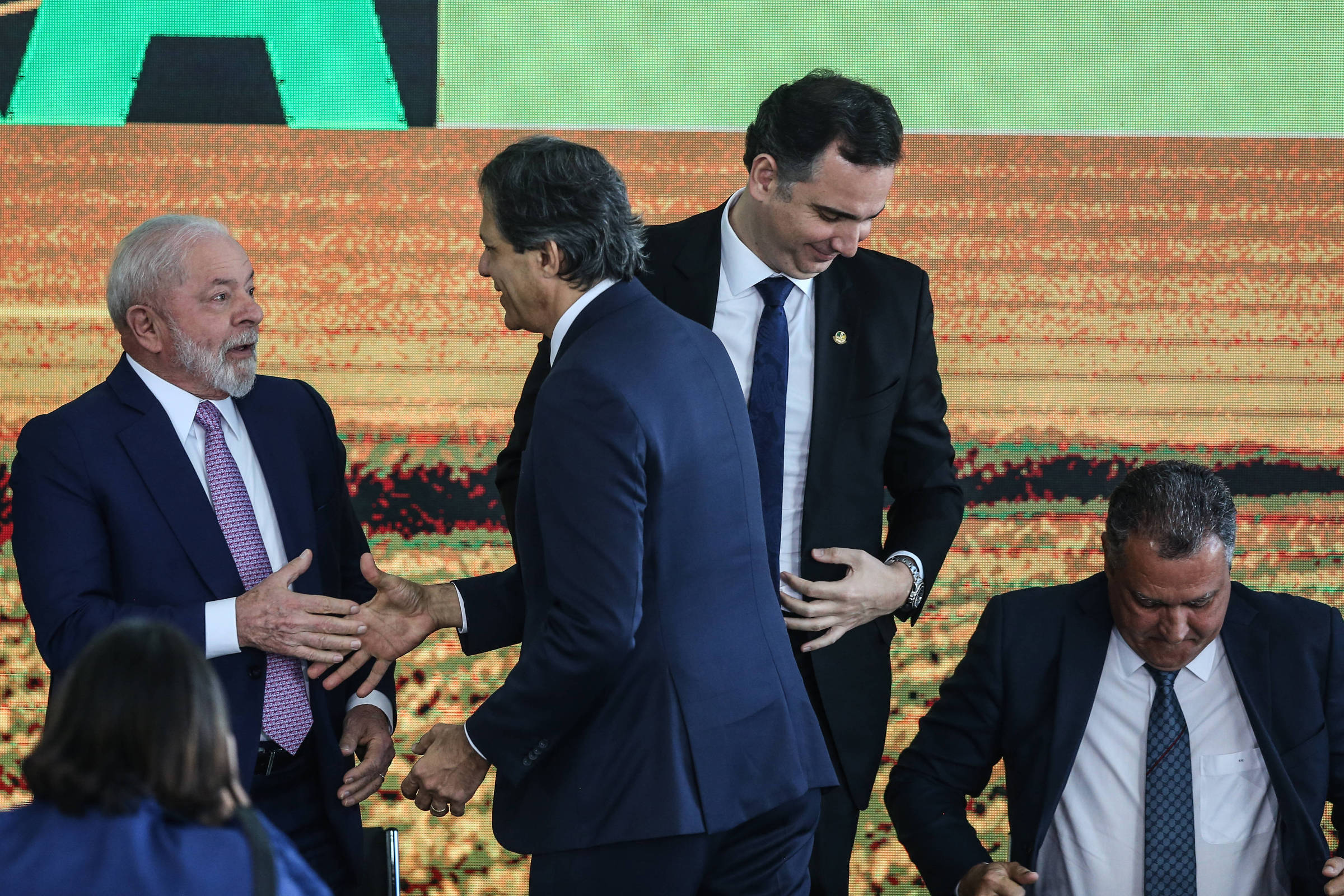 Governo ganha tempo para corrigir atropelo de Lula sobre meta