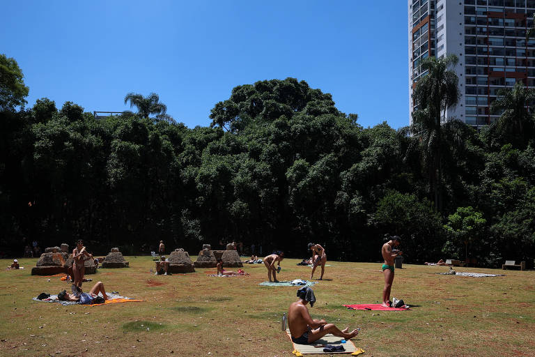 Pessoas tomam sol no Parque Augusta, no centro de São Paulo, durante a onda de calor de novembro
