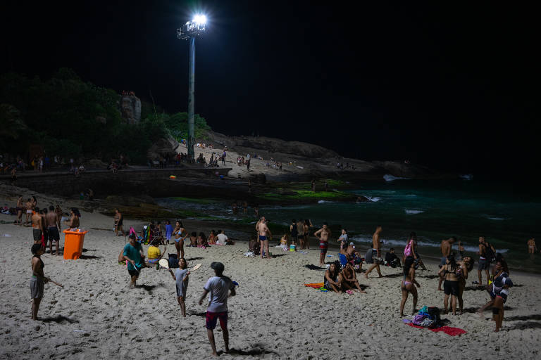 Onda de calor leva cariocas à praia perto da meia-noite