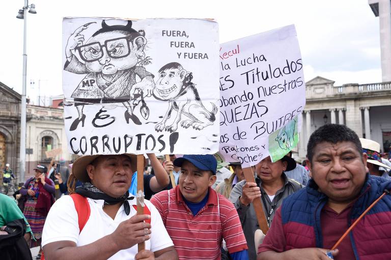 Manifestantes em protesto que pede a renúncia da procuradora-geral da Guatemala, Consuelo Porras e do promotor Rafael Curruchiche, acusados de perseguir o presidente eleito, Bernardo Arévalo