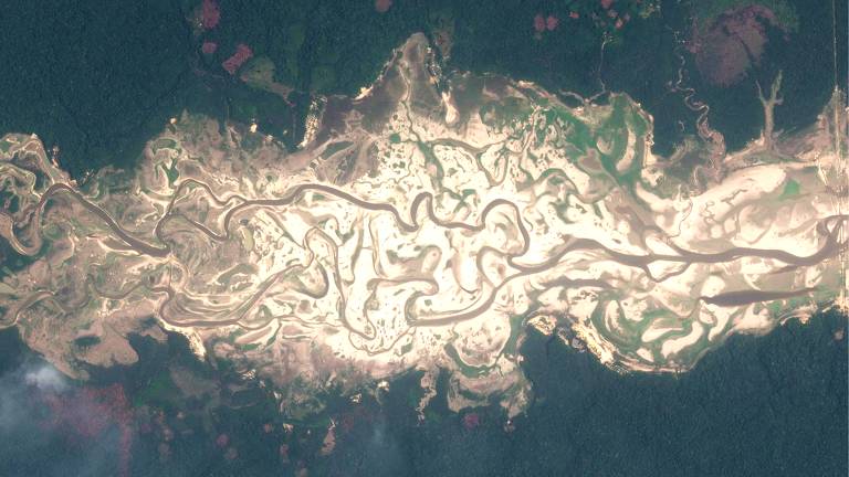 foto vertical de satélite mostra leito seco de rio com pequenos fios de água barrenta ao centro e diversos bancos de areia. em volta, margens verdes 