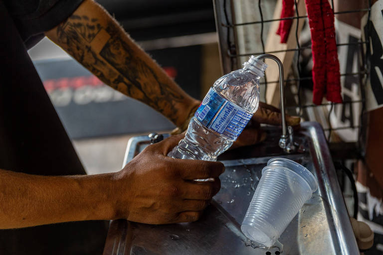Segundo os usuários, conseguir água é uma tarefa difícil e que necessita da ajuda de outras pessoas