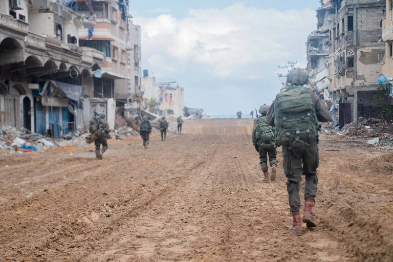 Foto divulgada pelo Exército de Israel mostra soldados operando em Gaza na quinta (16)