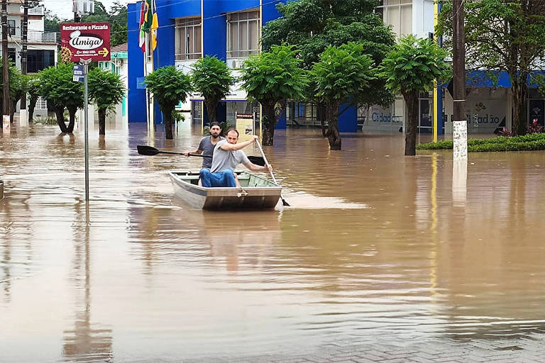 Chuvas causam 2 mortes em SC; estado tem alagamentos e moradores ilhados