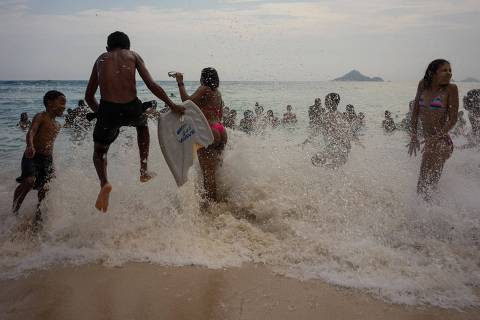 People cool off on the Recreio dos Bandeirantes beach during a heatwave in Rio de Janeiro, Brazil on November 15, 2023. The heat wave that has been overwhelming much of Brazil for several days continues with stifling temperatures in cities like Rio de Janeiro, where the thermal sensation reached a record of 58.5°C, authorities reported. (Photo by Tercio TEIXEIRA / AFP)