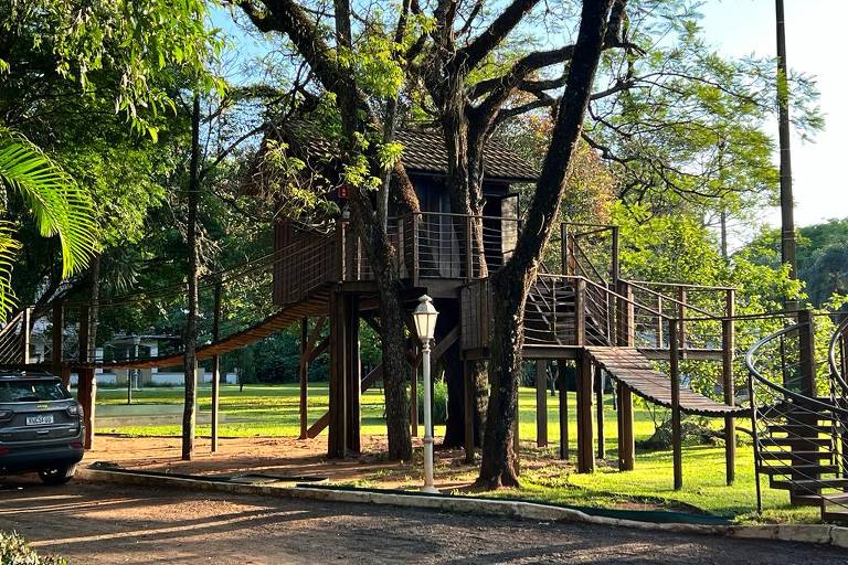 Casa na ávore tem ponte de madeira para acessar e é ponto para obversar o campo de futebol