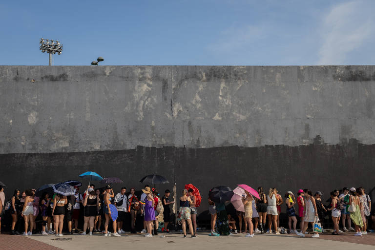 Fãs de Taylor Swift fazem fila para show da cantora no Rio de Janeiro