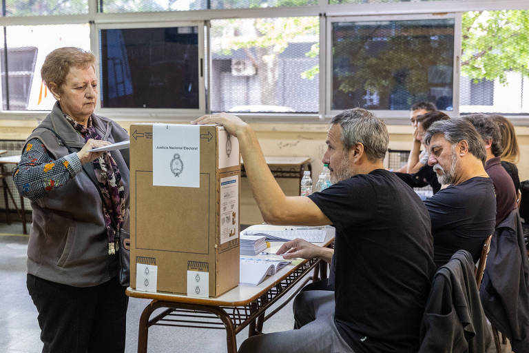 Eleitora argentina vota em Buenos Aires no primeiro turno da eleição