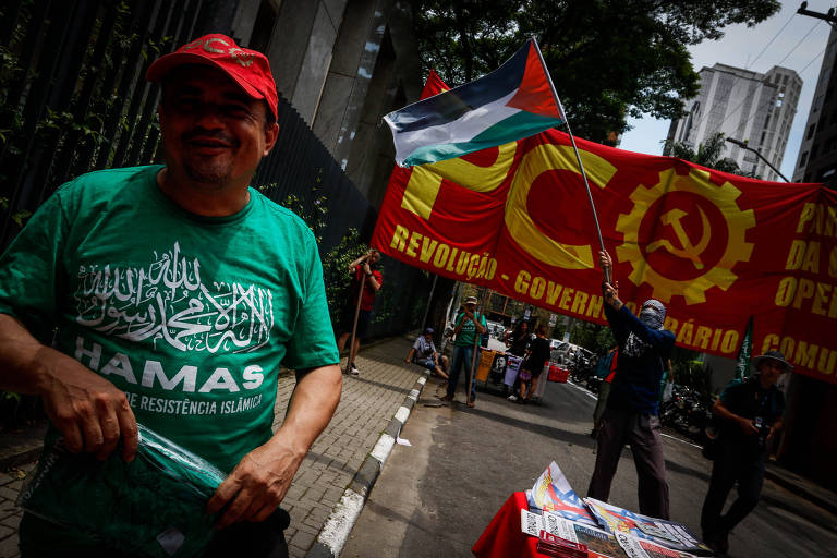 Partido da Causa Operária (PCO) em ato pró-Palestina em frente ao consulado de Israel em São Paulo vende camisetas do Hamas