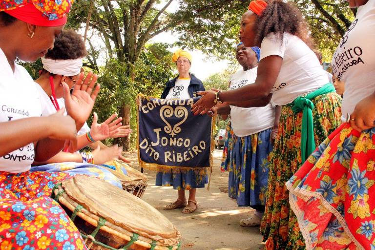 Comunidade resgata tradição do jongo e valoriza ancestralidade a partir da 'casa-grande'