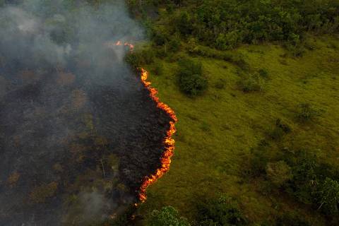 (FILES) Smoke from illegal fires lit by farmers rises in Manaquiri, Amazonas state, on September 6, 2023. Brazil is establishing itself more than ever as a global agricultural giant -soya, meat, cotton and now maize- although the agribusiness is also the target of severe criticism, and in the dock for deforestation in Amazonia. (Photo by MICHAEL DANTAS / AFP)