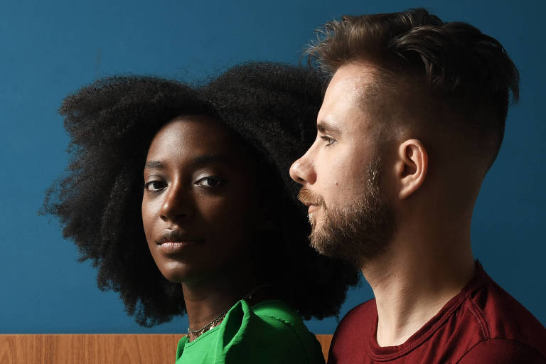 Natália Olimpio e Thomaz Wellausen são um casal inter-racial - ela é preta, e ele é branco - e contaram que apesar de não verem tratamento tão diferente, sentem alguns aspectos do racismo estrutural na forma como os outros os veem enquanto companheiros