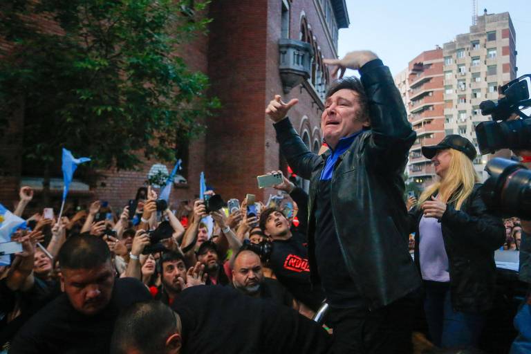 Javier Milei, candidato ultraliberal à Presidência da Argentina, diante de apoiadores em Córdoba