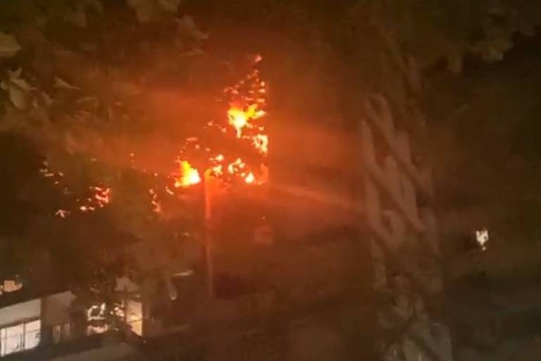 Imagem registra apartamento incendiado no Leblon, Zona Sul do Rio. É possível ver o clarão causado pelo fogo no imóvel, situado ao nono andar 