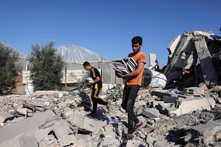 Palestinos resgatam livros de centro cultural destruído em Rafah; veja fotos de hoje