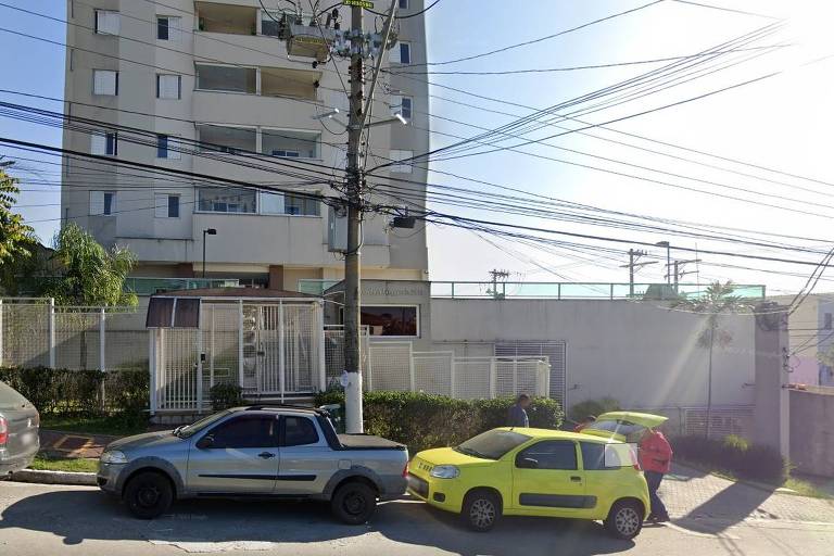 Fachada do imóvel onde as vítimas residem na avenida Elísio Teixeira Leite