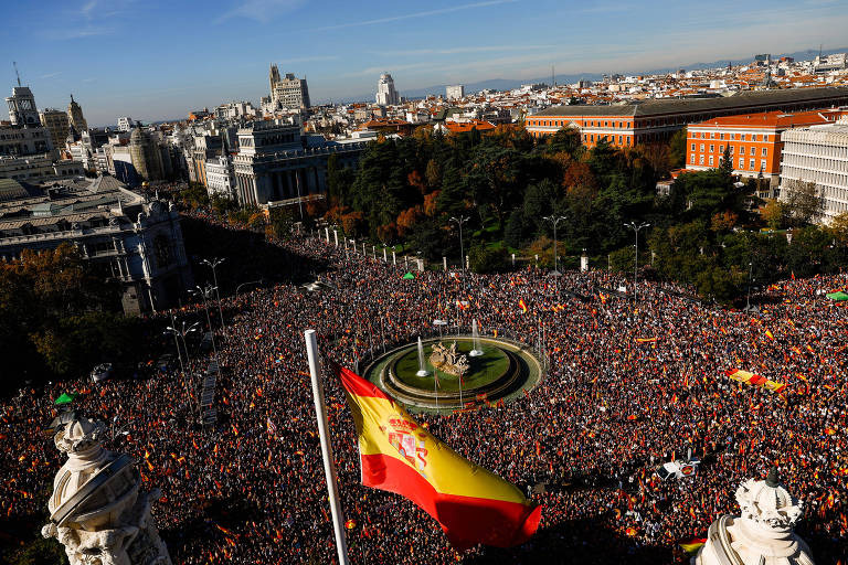 Bancos e empresas a sair da Catalunha. Guerra entre Madrid e