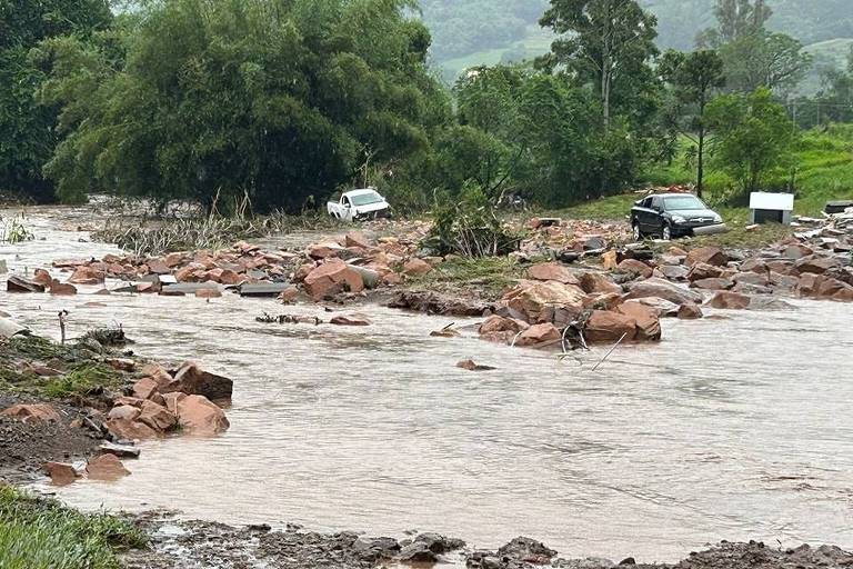 Chuva volta a causar enchentes e deixa desabrigados no RS; 2 pessoas morrem em Gramado
