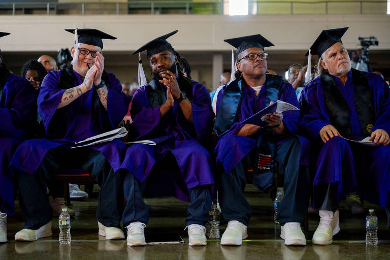 Membros da turma de formandos do Programa de Educação Prisional batem palmas antes de receber diplomas, na Northwestern University, em Crest Hill, Illinois, EUA