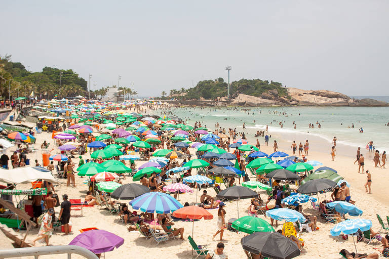 Sábado de Sol forte e temperatura elevads pela onda de calor, muitos cariocas e turistas vão  se refrescar na praia de Ipanema na zona sul da cidade do Rio de Janeiro,RJ.