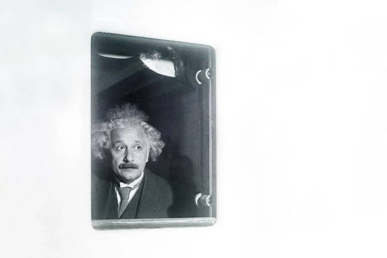 Einstein olhando pela janela