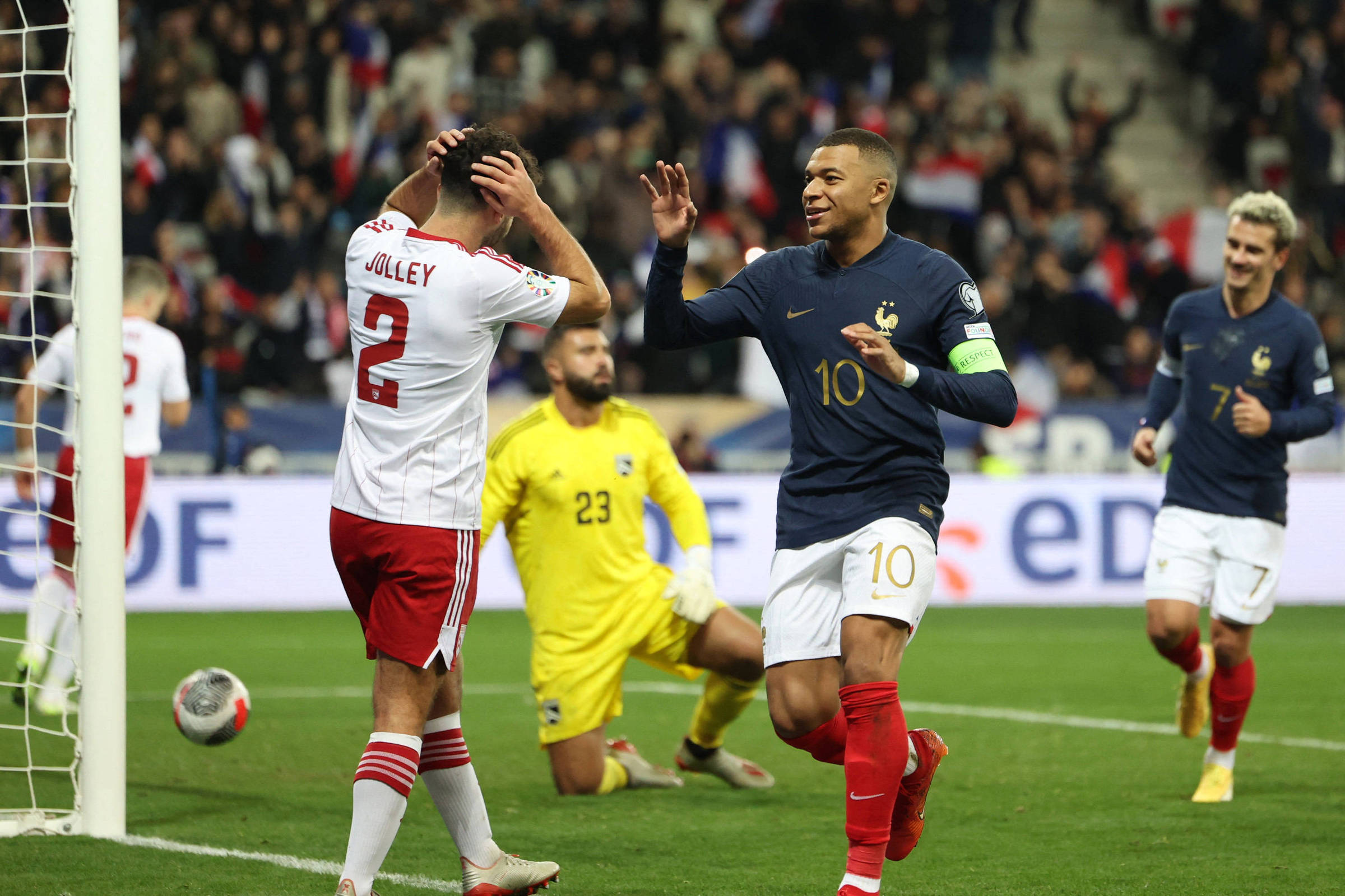 Goleada em jogo histórico: novo recorde de assistência no futebol