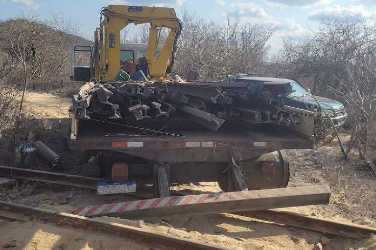 Caminhão com trilhos furtados apreendido pela Polícia Rodoviária Federal em agosto na BR-407, em Jaguarari (BA)
