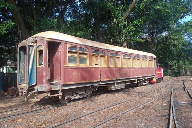 Carro de passageiros da Noroeste do Brasil antes de começar a ser restaurado pela ABPF (Associação Brasileira de Preservação Ferroviária) em Campinas
