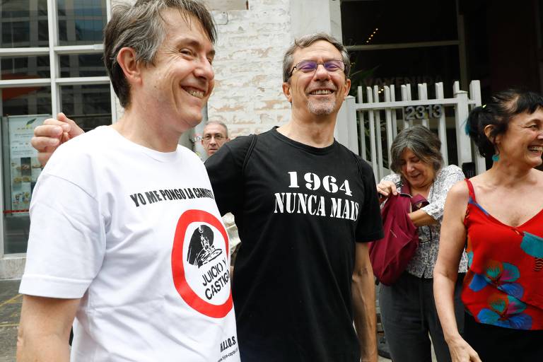 O professor de linguística da USP Adrian Fanjul, há 26 anos no Brasil, veste camiseta em que se lê '1964 nunca mais' para votar no Consulado-Geral da Argentina, em São Paulo, ao lado de amigo brasileiro