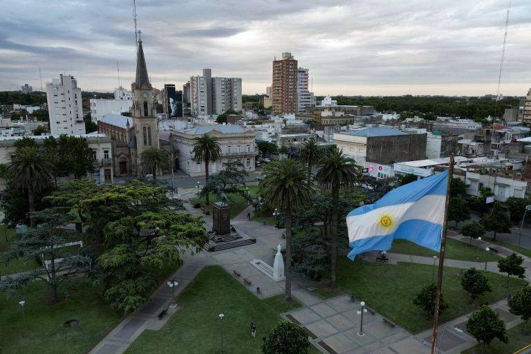 Praça com a bandeira argentina em uma pequena cidade da província de Buenos Aires