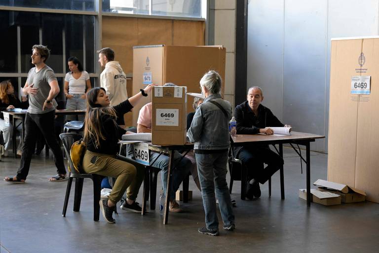 Mulher vota em uma seção eleitoral em Buenos Aires