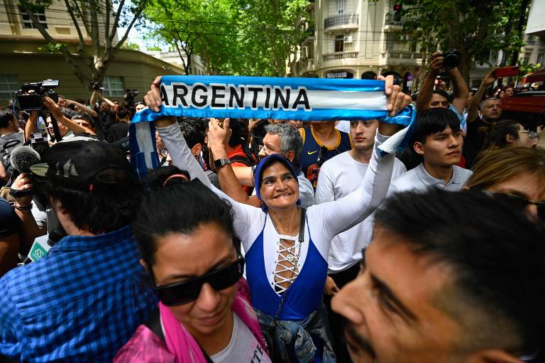 Votação acaba na Argentina, e país aguarda resultado de eleição histórica