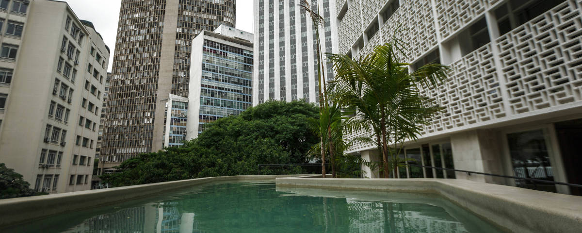 SÃO PAULO, SP, BRASIL. 14/11/2023 - Fotos no Parador, espaço que reúne restaurante e piscina no edifício Renata. Na foto a área externa com piscina. (Foto: Jardiel Carvalho/Folhapress, GUIA) ***EXCLUSIVO FOLHA