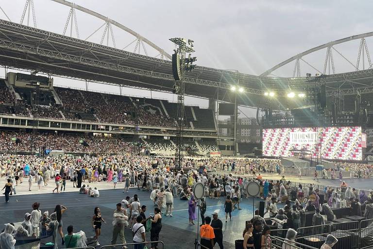 Público aguarda segundo show da cantora Taylor Swift em estádio no Rio de Janeiro sob chuva