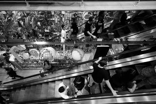 Consumidores na região da 25 de Março, centro de comércio popular de São Paulo