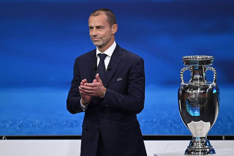 O presidente da Uefa, Aleksander Ceferin, ao lado do troféu da Eurocopa em cerimônia em Nyon (Suíça)