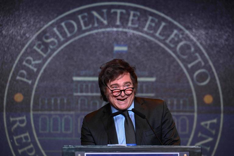 O presidente eleito da Argentina, Javier Milei, discursa após vencer eleição