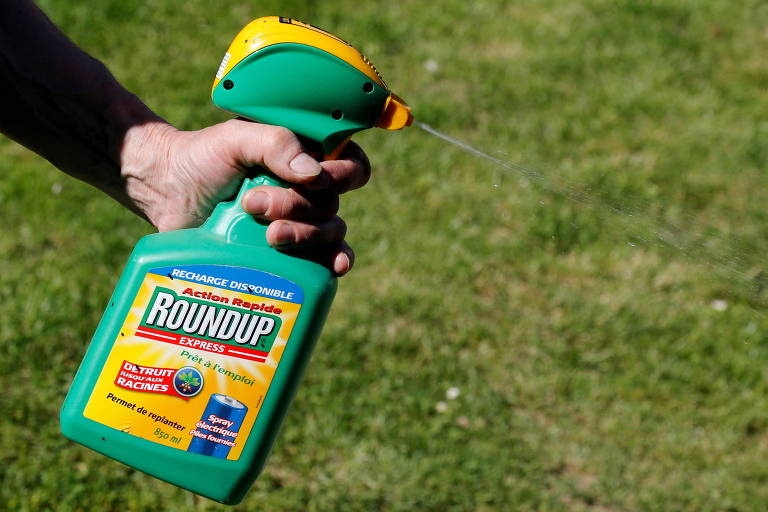 Herbicida Roundup, da Bayer, é usado em jardim de Bordeaux, na França