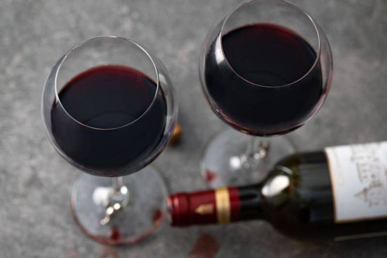 Taças e garrafa de vinho tinto