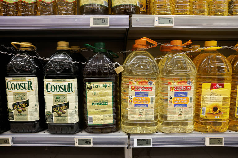 Garrafas de azeite são protegidas com cadeados em loja de supermercado Tu Super, na Espanha