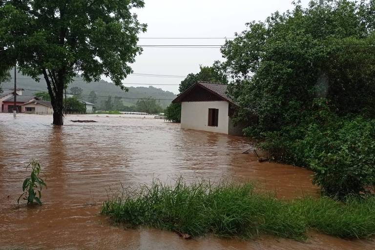 Chuva faz 17 mil deixarem suas casas e provoca 4 mortes no Rio Grande do Sul