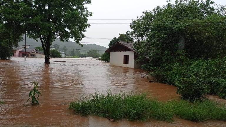 Águas avançam em casas