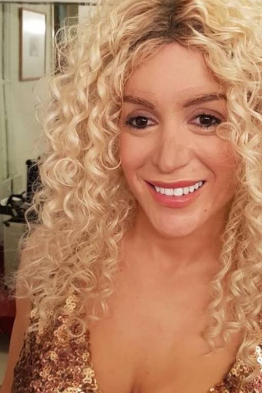 Florez, cujo nome real é María Eugenia, é imitadora de personalidades como Shakira e Madonna