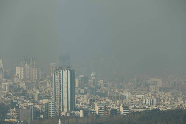 Céu poluído de Teerã, no Irã, levou a alerta do país em 14 de novembro