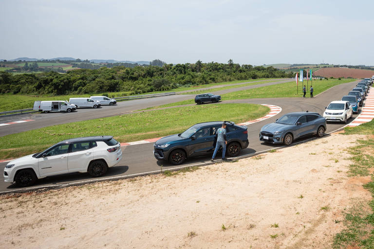 Carros híbridos e elétricos fazem fila na pista do Electric Experience, na cidade de Tuiuti (interior de S]ão Paulo)