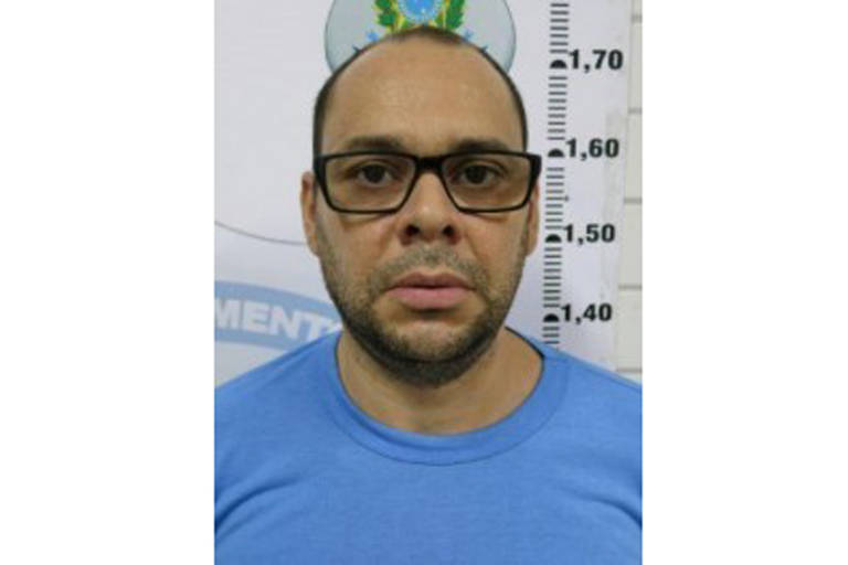 NOME: Moacir Levi Correia
APELIDO: Bi da Baixada
HISTÓRICO: suspeito de tráfico internacional de drogas via Porto de Santos, com o comparsa de André do Rap. Foi preso em março de 2014 em Santa Catarina após cometer um homicídio. Foi enviado ao sistema federal após problemas de disciplina no presídio do estado.
DATA DA SOLTURA: 18/10/2019
COMO: excesso de prazo, conforme decisão do ex-ministro do STF Marco Aurélio Mello.
SITUAÇÃO ATUAL: em liberdade
DEFESA: A defesa foi procurada pela reportagem, mas não respondeu